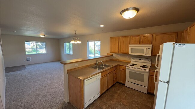 Building Photo - 1398 NE Elk Ct