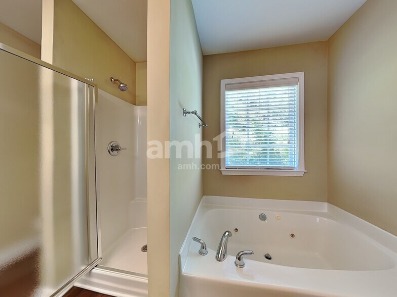 Building Photo - 14 Bluestem Ct