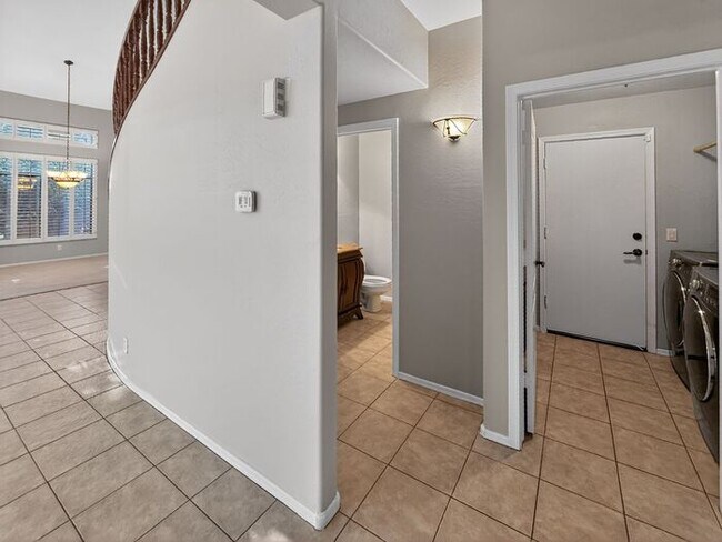 Building Photo - Charming 4 Bedrooms/ 3.5 Bath Home in Desirable Fox Crossing!!