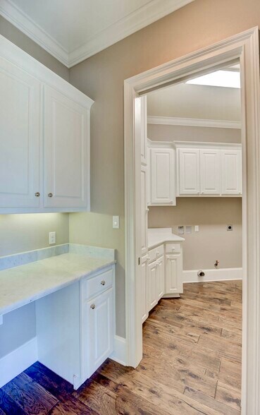 Building Photo - 555 Canterbury Ln