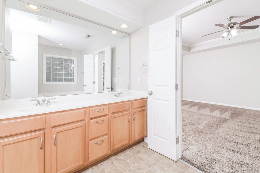 Building Photo - 8173 Rolling Glenn Dr