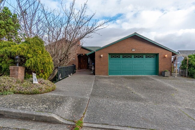 Building Photo - 3 Bedroom 2.5 bathroom spacious home with views of marina and downtown Oak Harbor