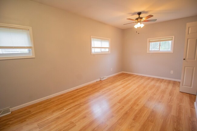 Building Photo - Most sought after Woodlawn area. 2BR 1BA