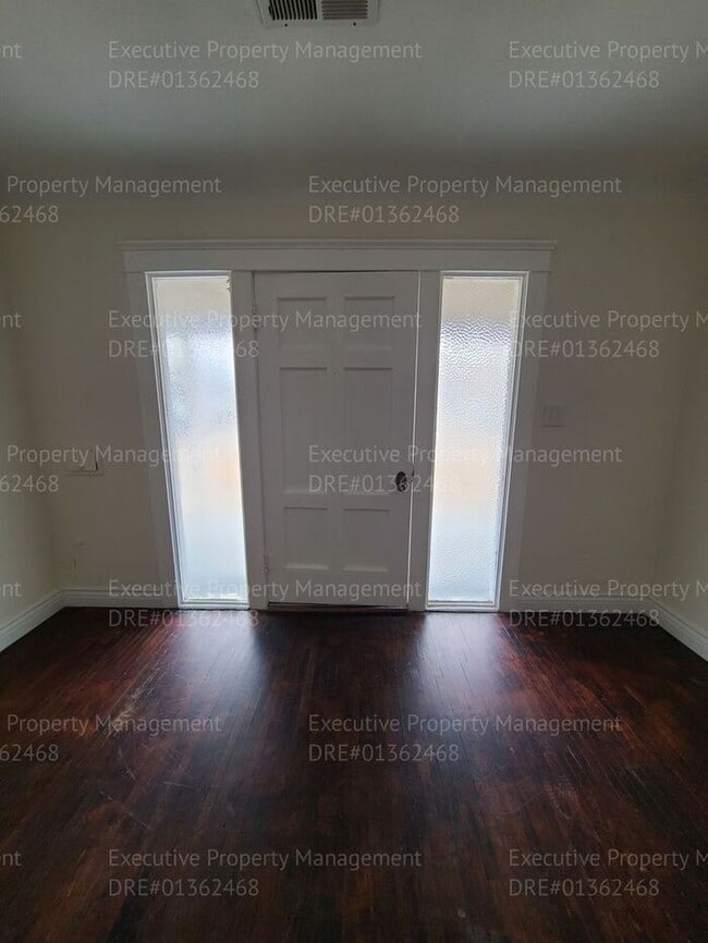 Building Photo - 3 bedroom/ 2 bathroom house located in East Bakersfield near a hospital and an elementary school.