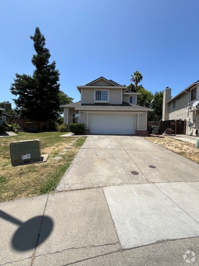 Building Photo - Two Story, 4BR/2.5BA, Very Large Backyard ...