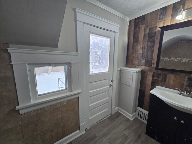 Building Photo - SECTION 8 and EDEN Accepted! Newly Renovated 3BR Home Now Available in Cleveland!!