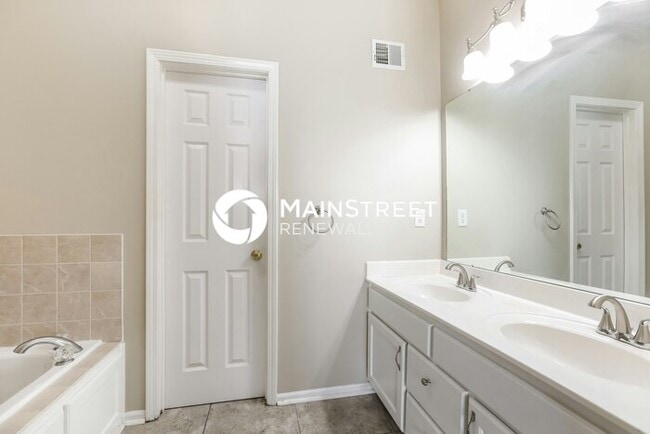 Building Photo - 5 Bedroom Pet-Friendly Home in Independence, MO with Main Street Renewal
