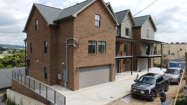 Building Photo - 1209 Hedge Ave