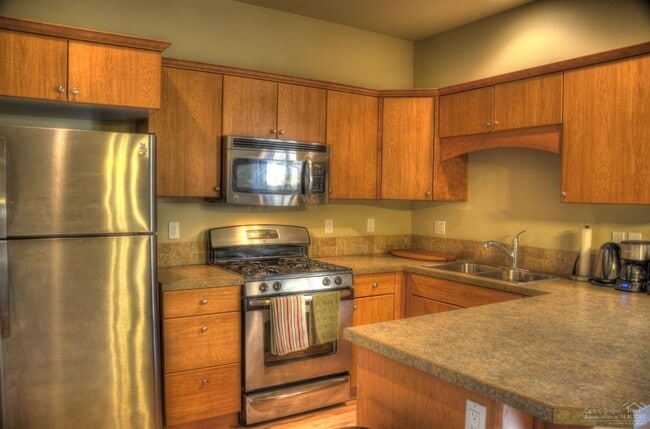 Building Photo - Darling Townhouse in Southeast Bend!