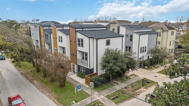 Building Photo - 602 W 28th St