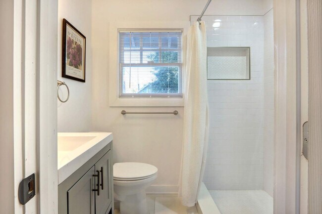 Building Photo - 306 E Victory Dr