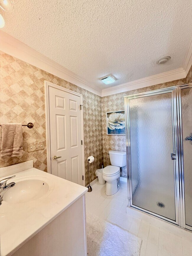 Building Photo - Spacious Home in Kenmure