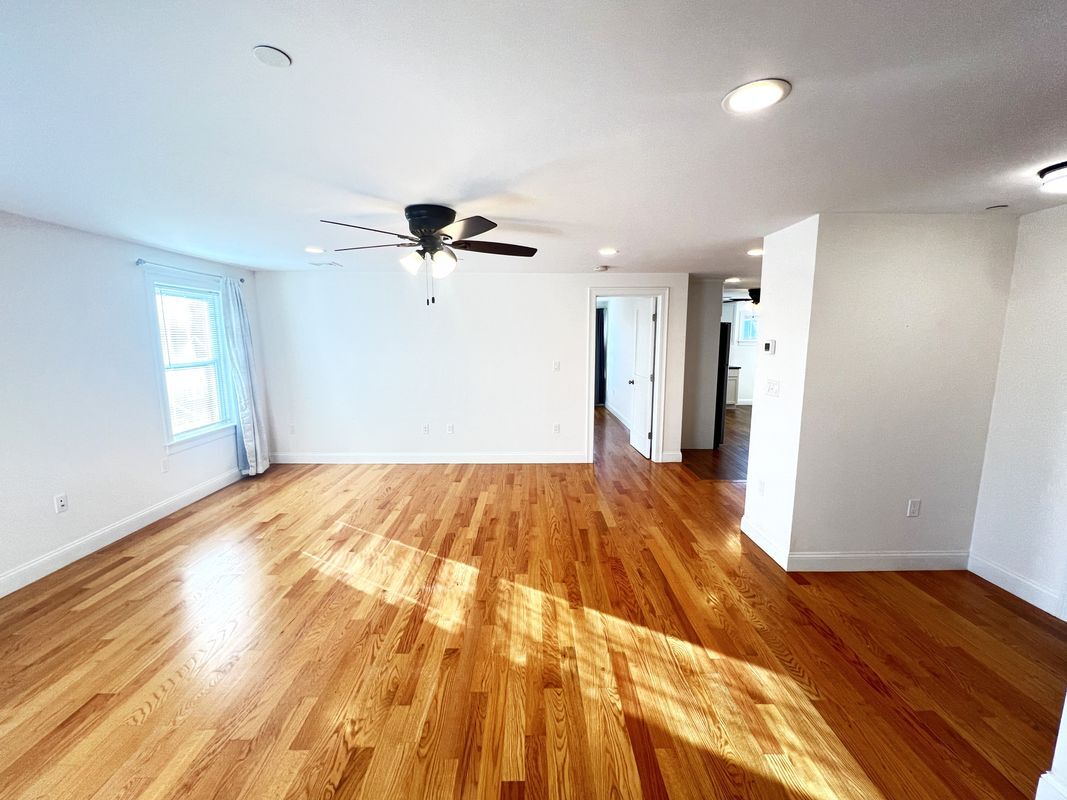 Building Photo - 489 Main St