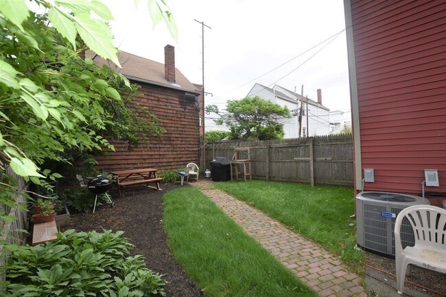 Building Photo - 135 Otis St
