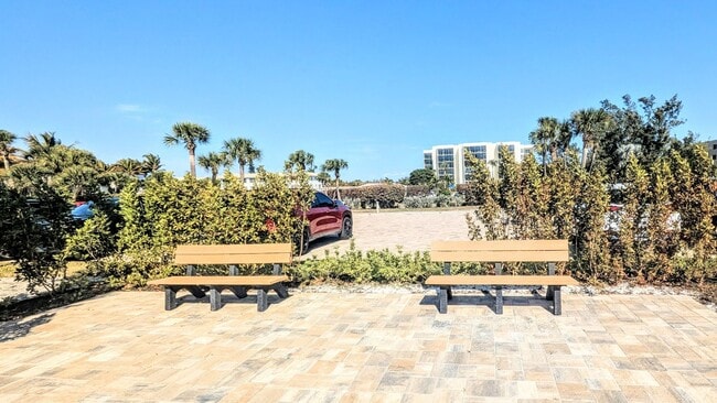 Building Photo - Seasonal/short term 2/2 condo rental with full water view on Longboat Key.