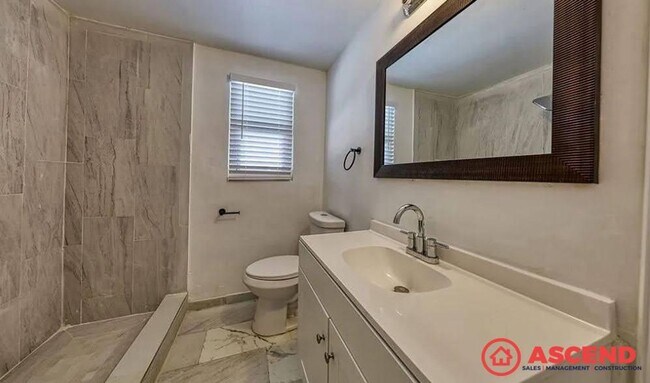 Building Photo - Unique Home Near Bakersfield College!