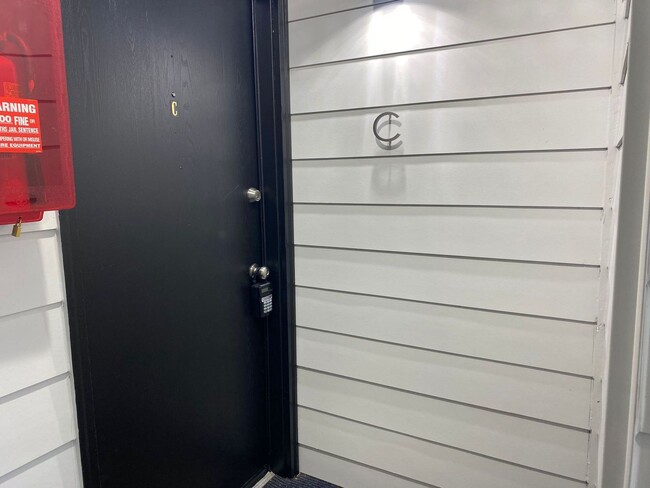 Interior Photo - Centrally Located Ground floor Remodeled 1...