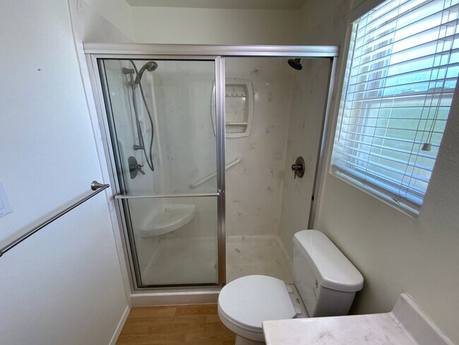 Building Photo - 3 Bedroom Home Available Near Golf Course ...