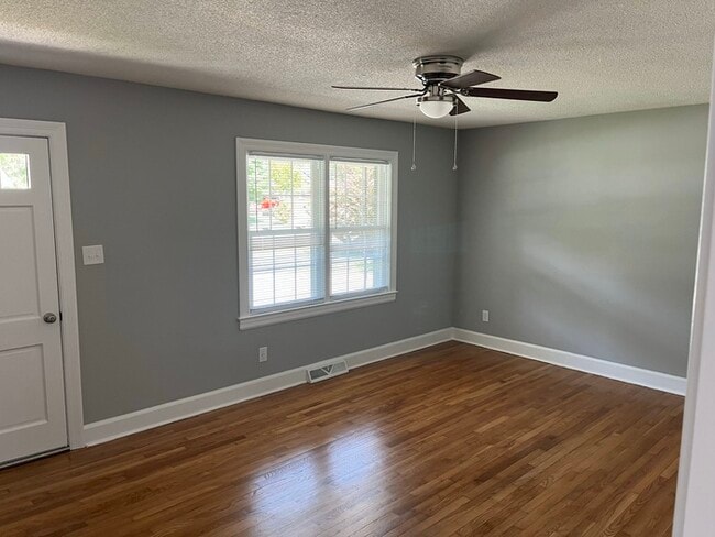 Building Photo - 3 Bedroom 2 bath