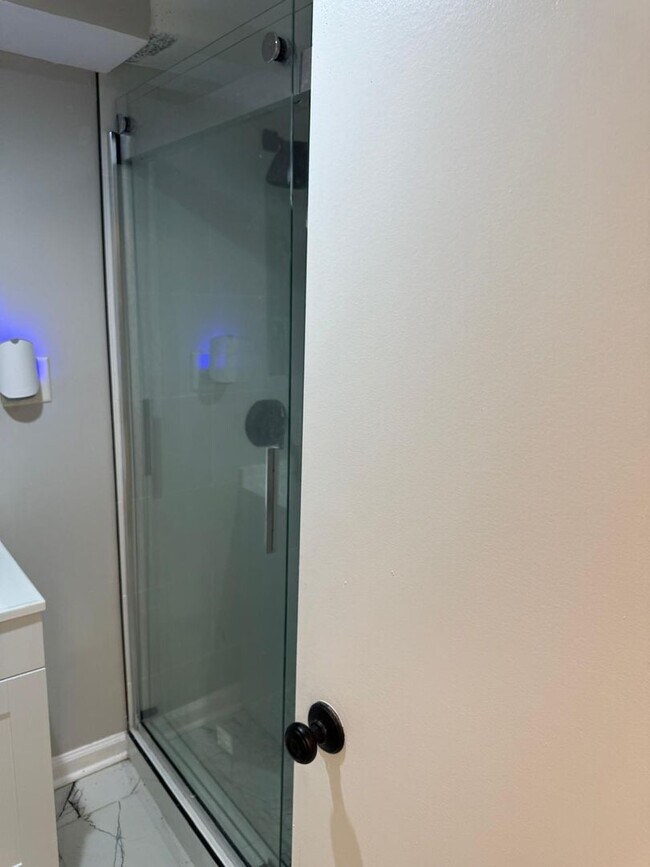 Building Photo - 5-Bedroom 2-Bath Completely Renovated!