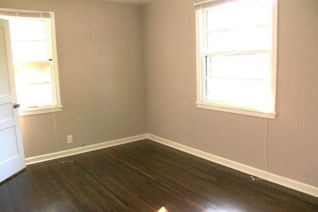 Building Photo - Donelson - Updated 2 bedroom 1 bath - tons of parking & storage!
