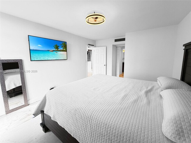 Building Photo - 3301 N Country Club Dr