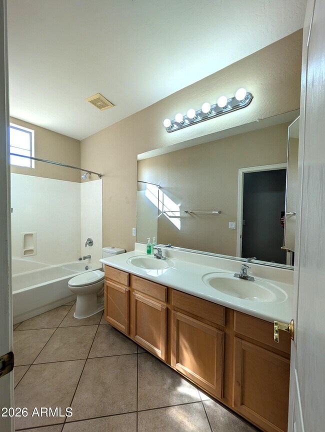 Building Photo - 2224 E Detroit St