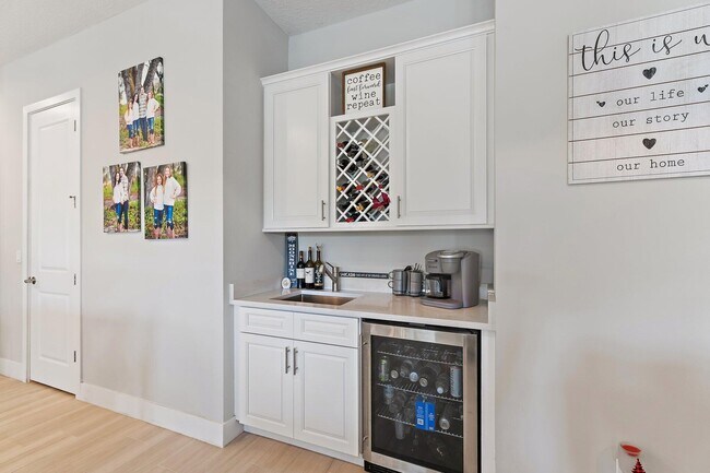 Building Photo - 12955 SW Kanner Hwy