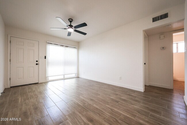 Building Photo - 558 S Lesueur