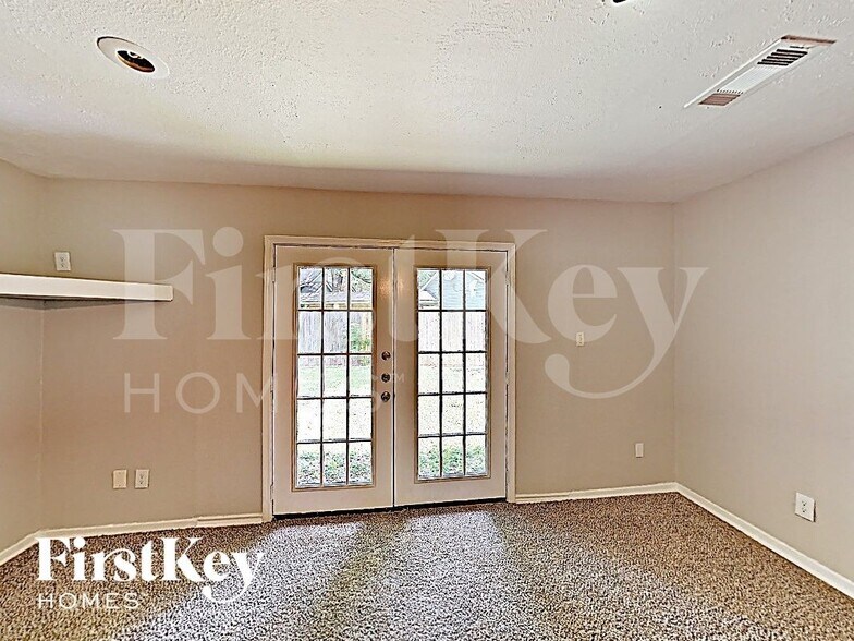 Building Photo - 13818 Lynnwood Ln