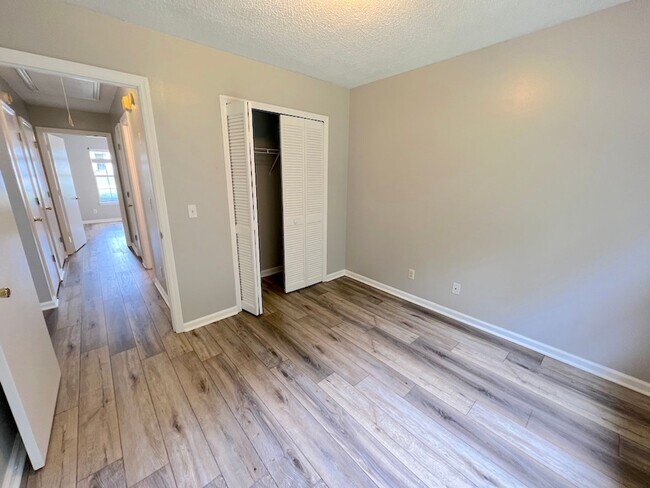 Building Photo - 3 BED | 2 BATH | NEWLY RENOVATED