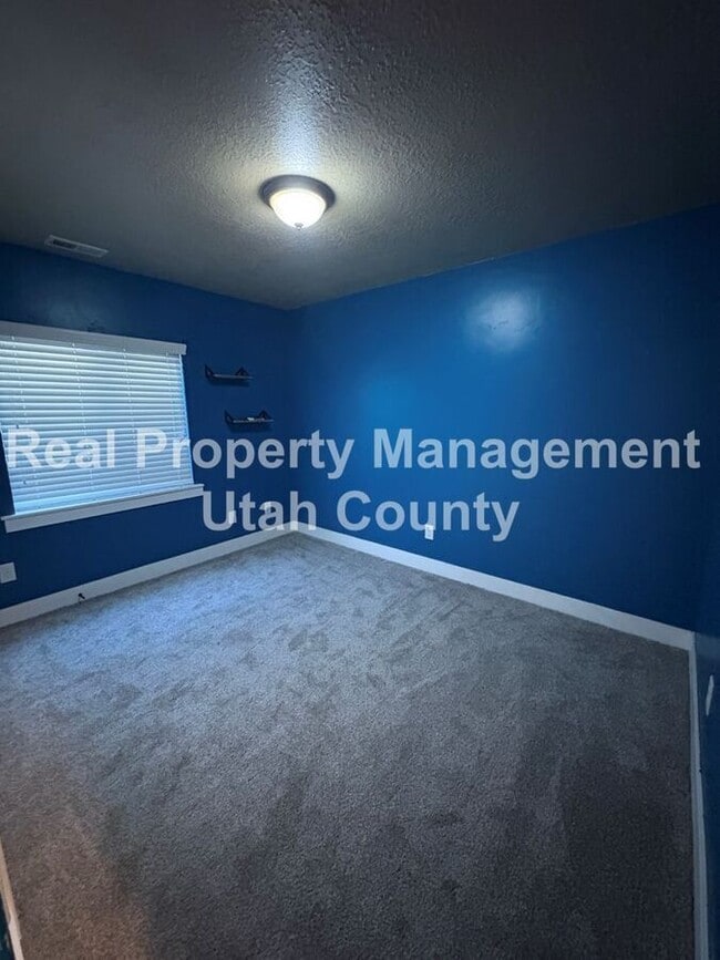 Building Photo - 2083 N Raspberry Dr