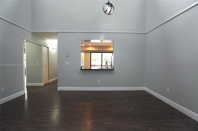 Building Photo - 410 Lakeview Dr E