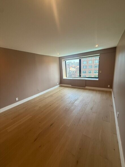 Building Photo - 65 E India Row
