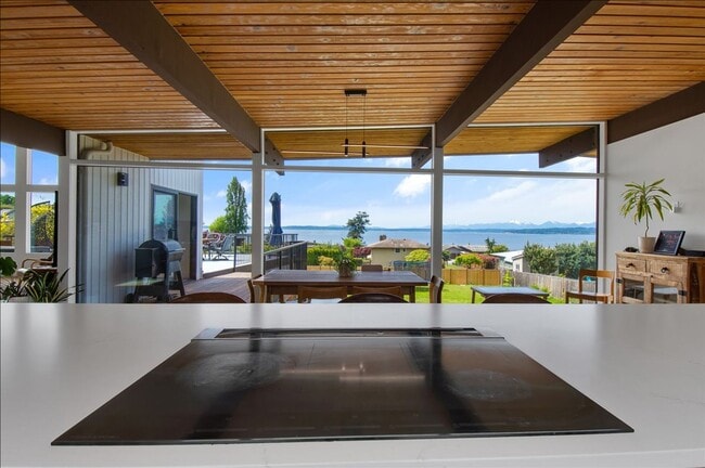 Building Photo - 4Bd/3.25Ba Shoreline House