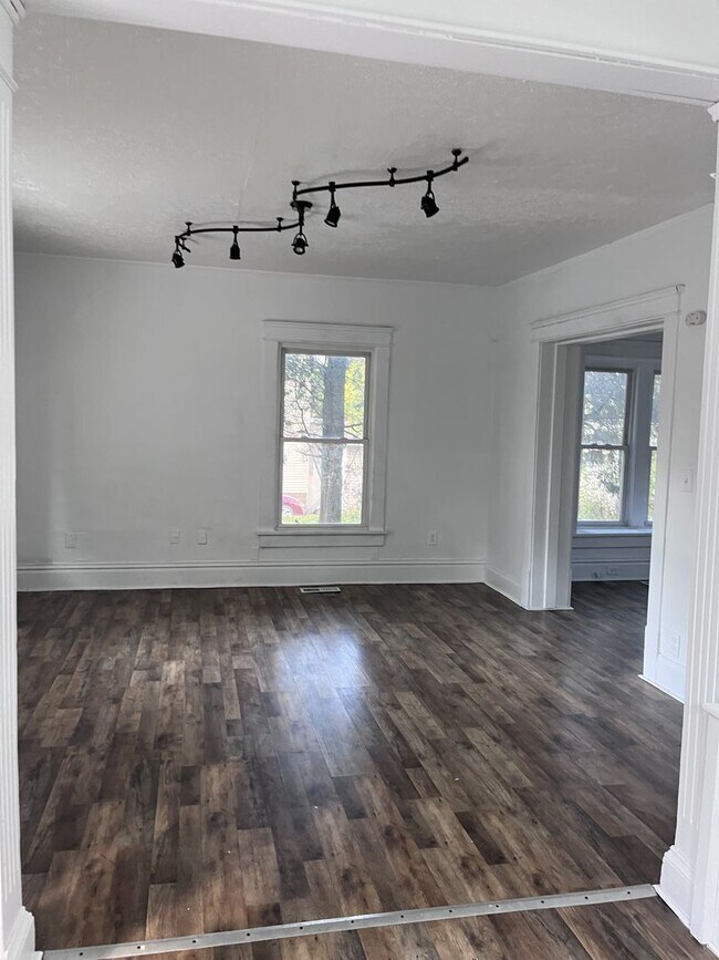 Building Photo - Classic Colonial Charm with Modern Comforts –  3 Bedroom Home!