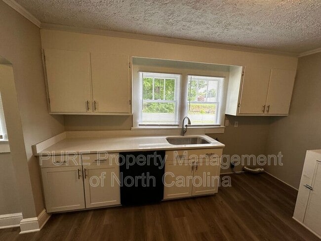Building Photo - 204 Moore Dr