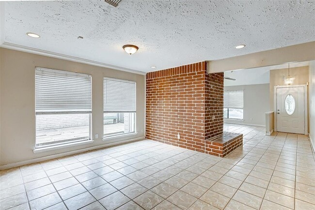 Building Photo - 2010 Hickory Glen Dr