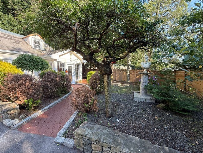 Building Photo - 445 W Hartsdale Ave