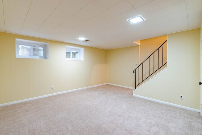 Building Photo - Beautifully Maintained 3 Levels, 2 Bedroom...