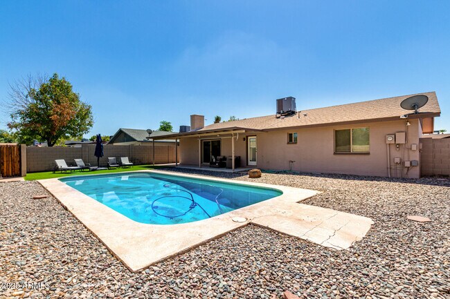 Building Photo - 1656 E Bishop Dr