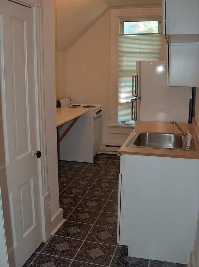 Primary Photo - 718 Brown St