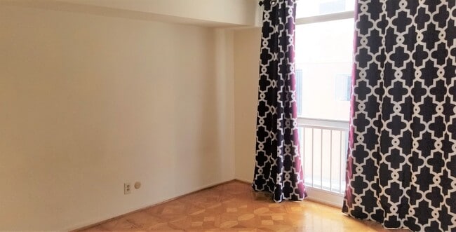 Building Photo - Luxurious 2 Bedroom, 2 Bath Condo in the Heart of Prime Hollywood