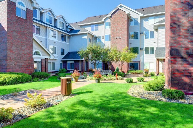 Building Photo - Edina Condo, Vaulted Ceilings, All New Carpet and Paint, In Unit Laundry, Garage Parking, One Mon...