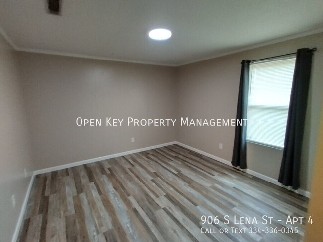 Building Photo - 906 S Lena St