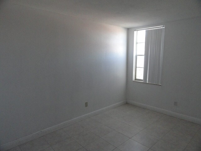 Building Photo - 1825 W 56th St