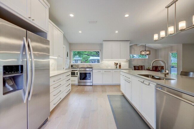 Building Photo - 2500 Pinewood Terrace