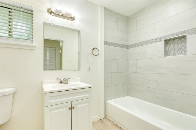 Building Photo - 408 Gardenia St