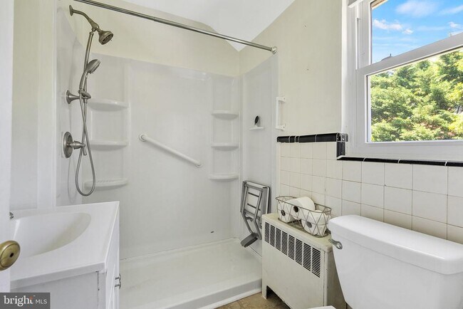 Building Photo - 921 Langley Dr