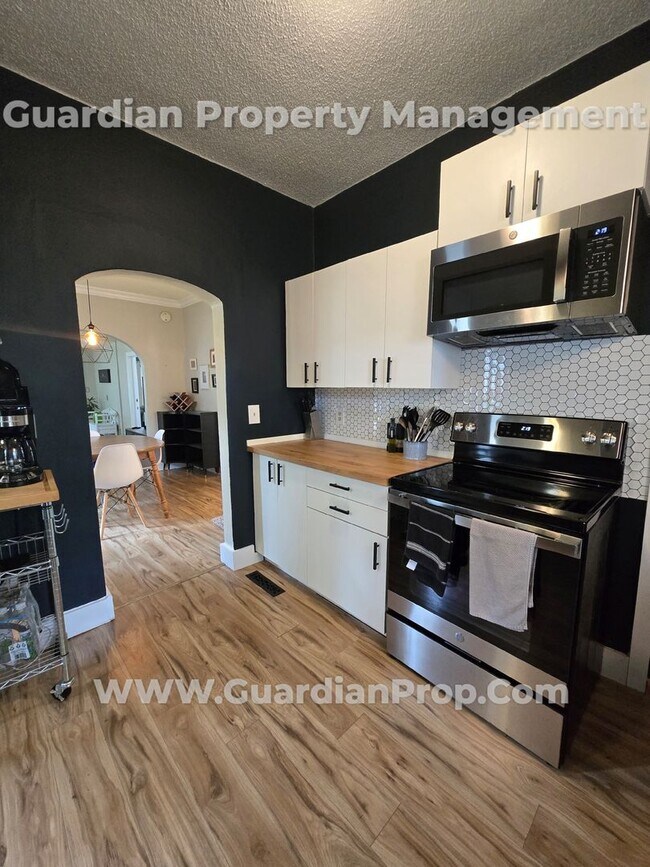 Building Photo - South Minneapolis home with living on the ...